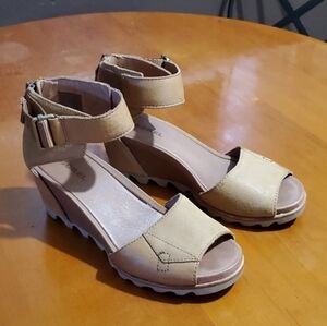 Sorel Joanie II Ankle Strap Women's Cream Zipper Back Wedge Sandals Size 39 EUR